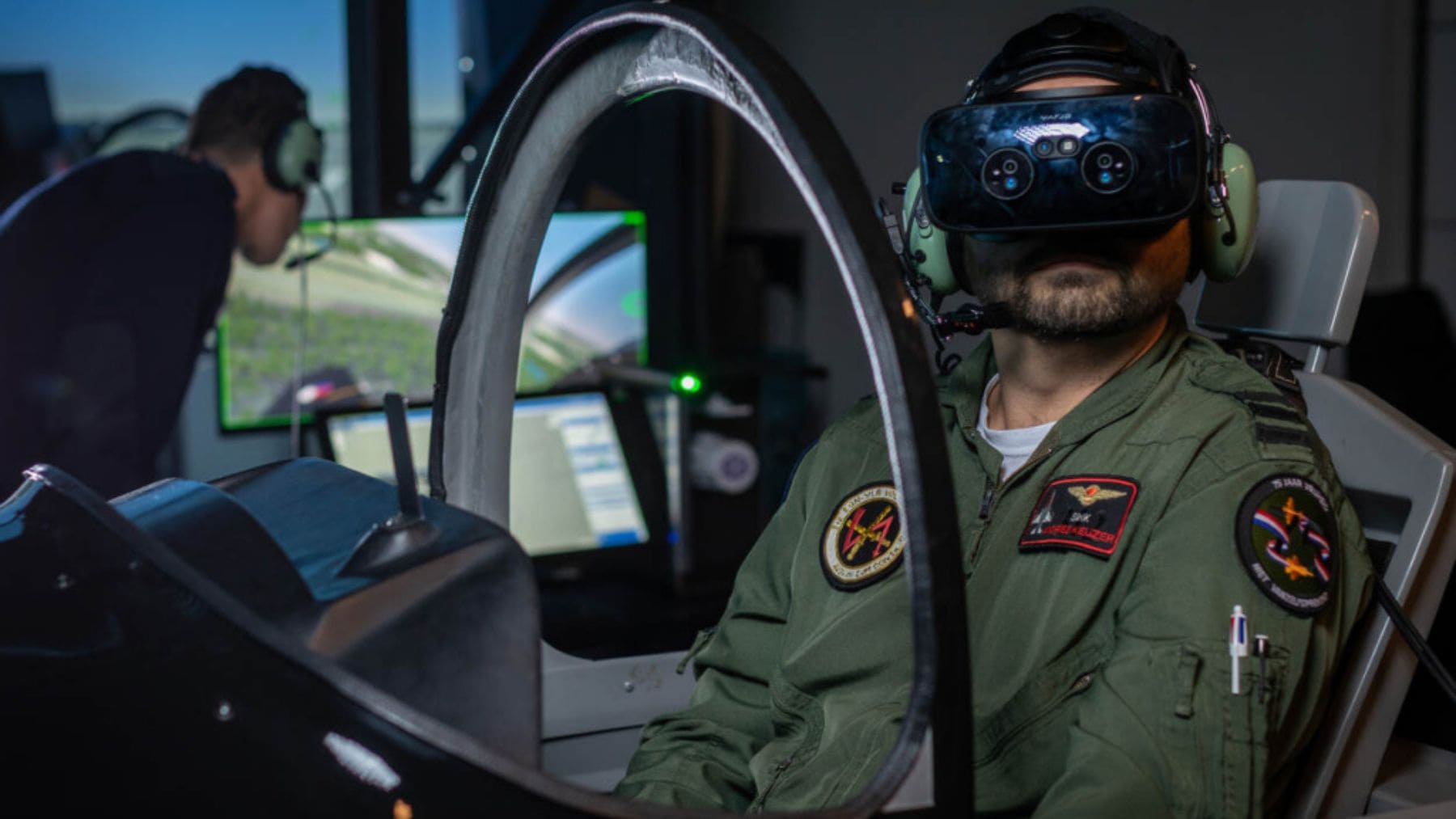 Piloto de la Fuerza Aérea de Países Bajos entrenando con simulador de realidad virtual y sistema de IA.