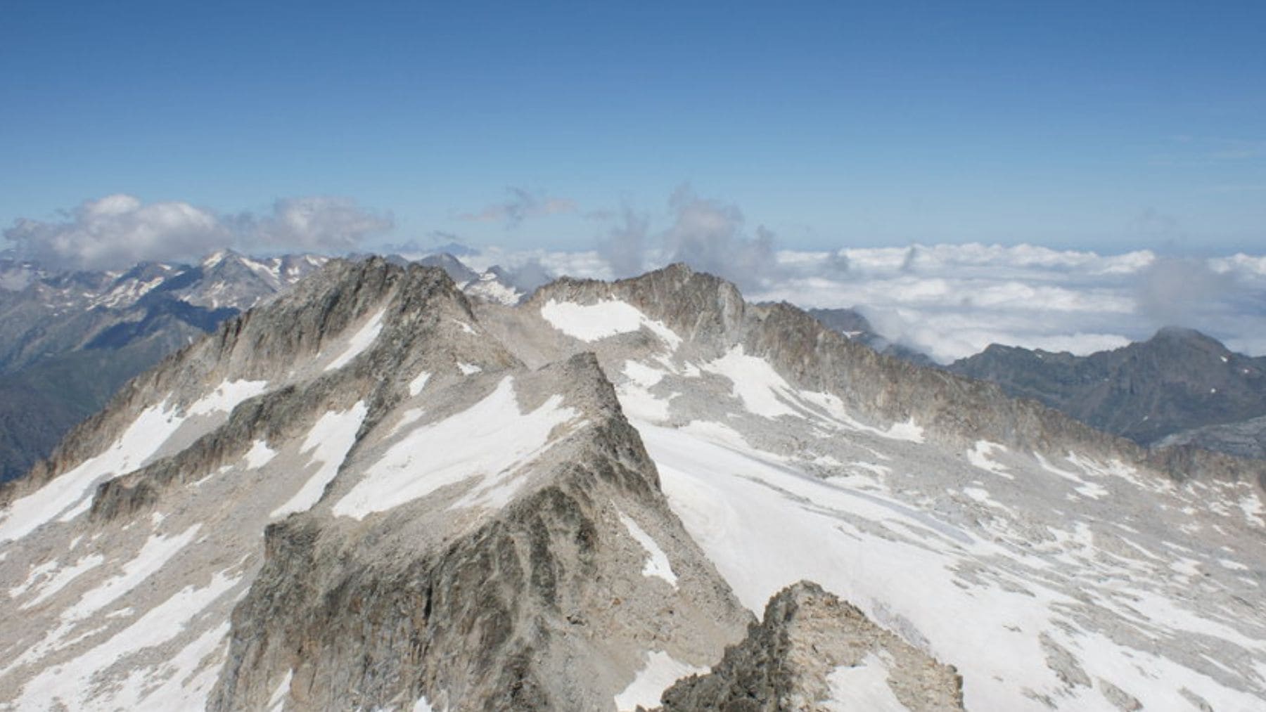 Vista del Pico Maldito en el macizo de la Maladeta, Pirineo de Aragón.