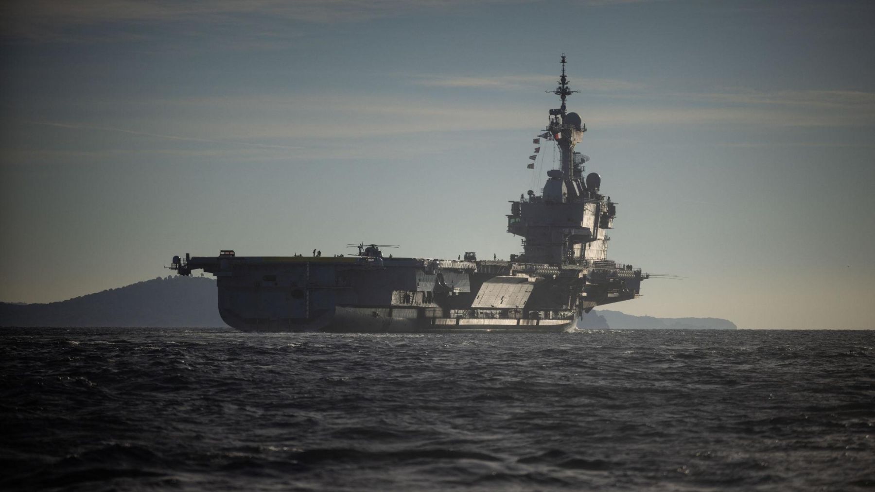 Portaaviones nuclear francés Charles de Gaulle navegando en el Atlántico Norte.