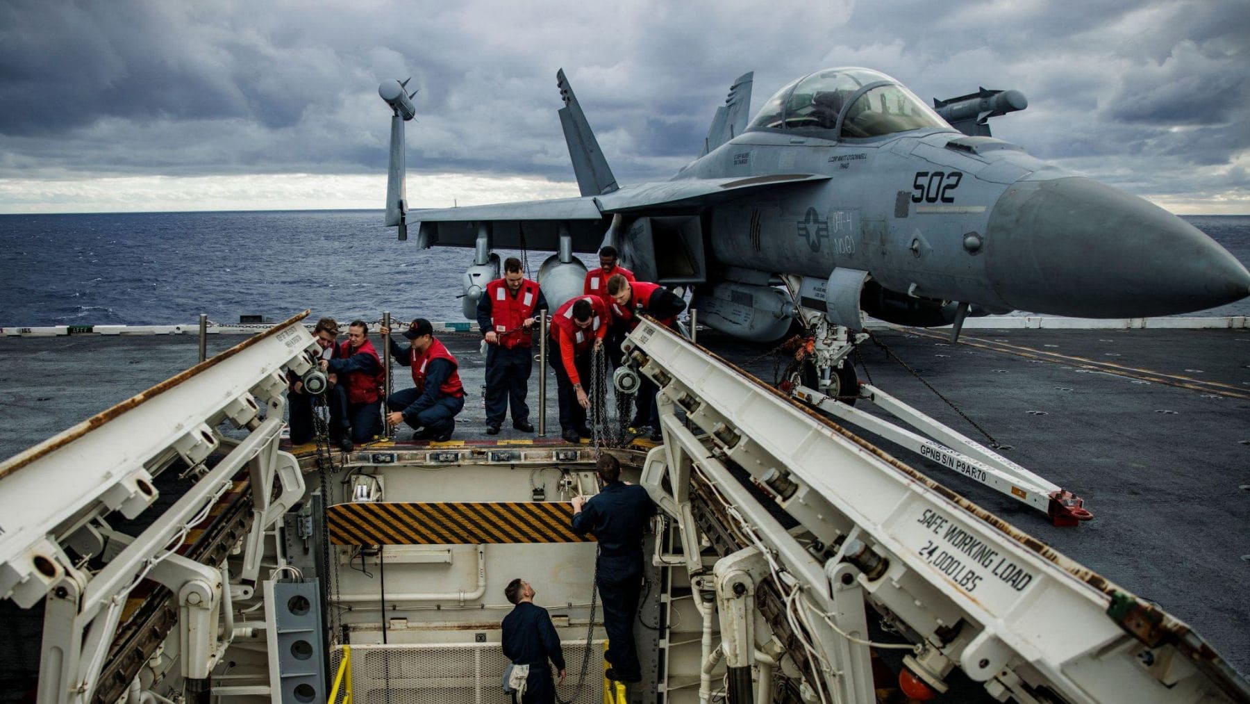 Tripulación de la Marina de EE. UU. trabajando en la cubierta del portaaviones USS Gerald R. Ford.