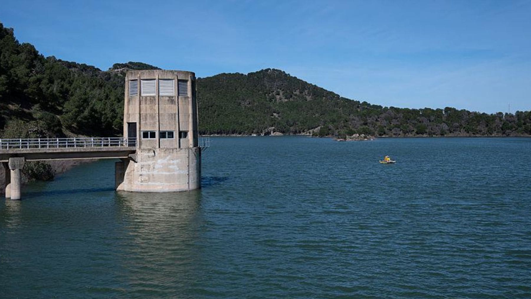 Presa de Montejaque con el embalse lleno tras las lluvias de 2026 en la Serranía de Ronda.
