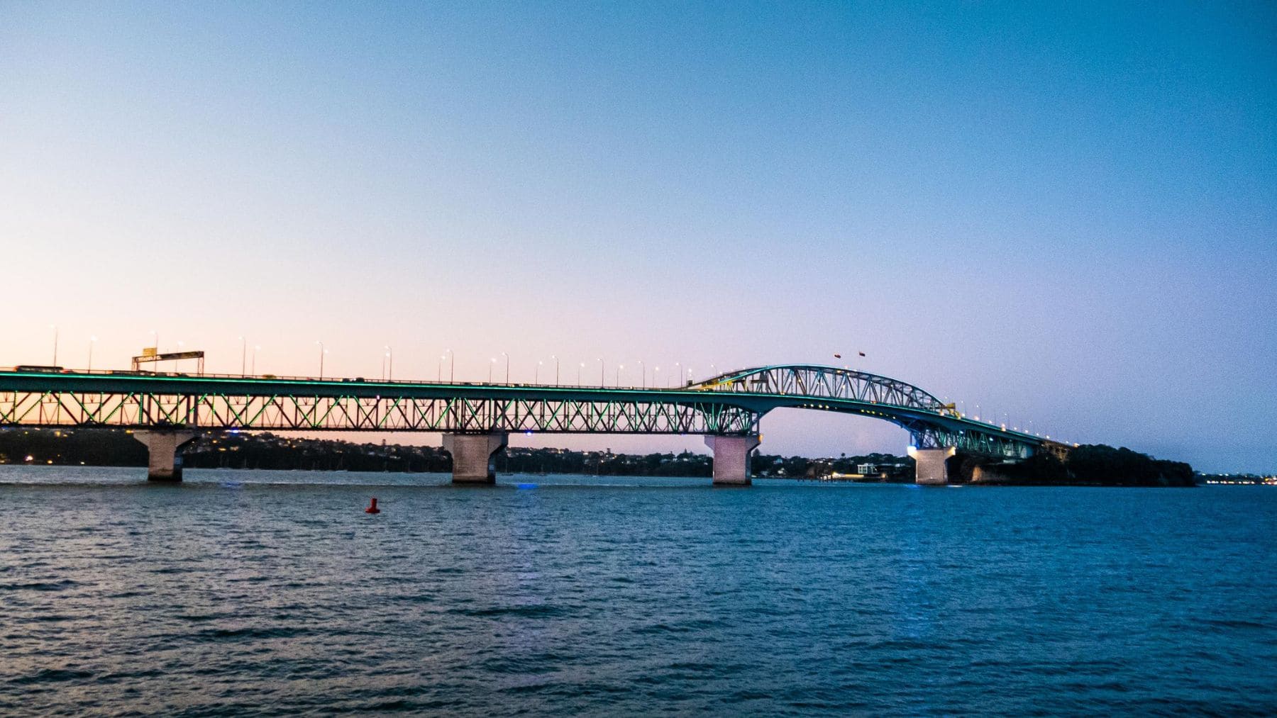 Auckland Harbour Bridge con tráfico sobre el puerto ante el debate por el peaje de 9 dólares.