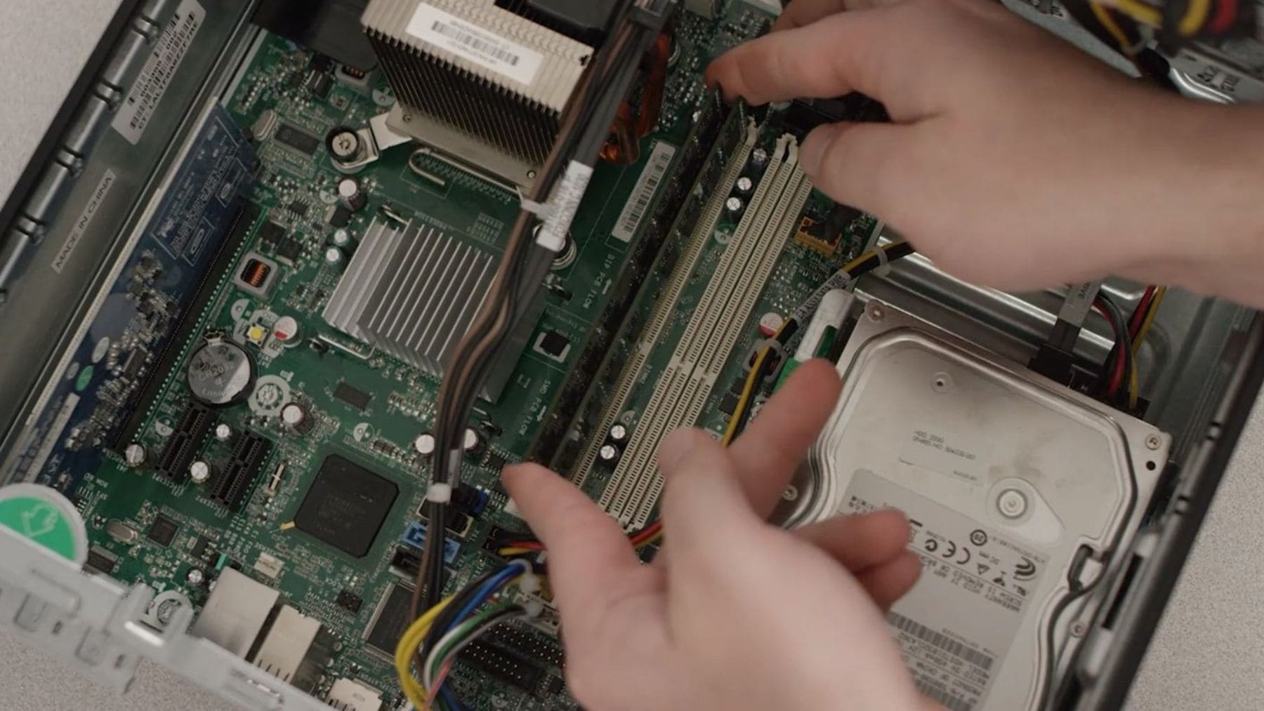 Extracción de módulo de memoria RAM DDR5 del interior de un ordenador tras un robo en Corea del Sur.