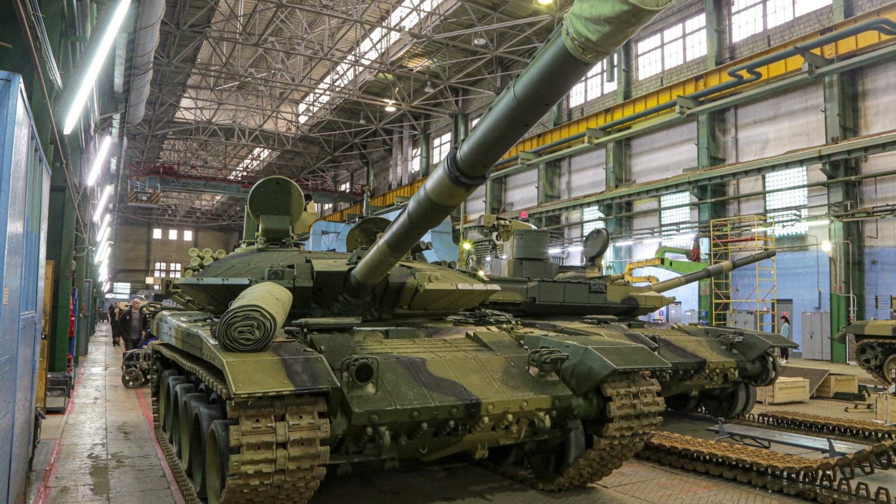 Tanque T-90 en fábrica militar rusa durante proceso de producción industrial.