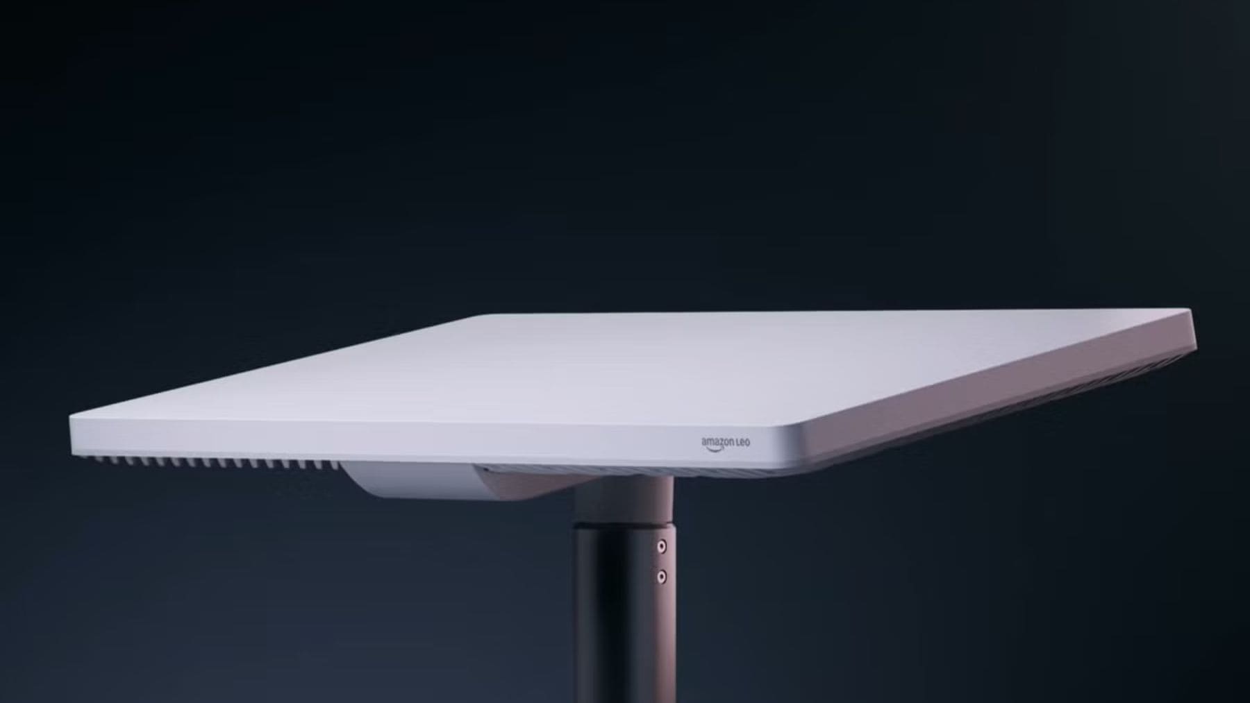 Satélites de Amazon Leo cruzando el cielo nocturno y generando contaminación lumínica visible desde la Tierra.