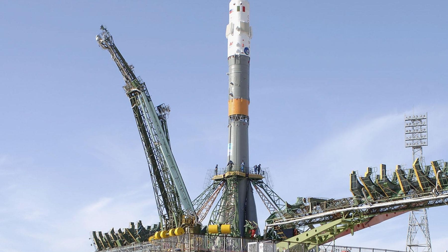 Cohete Soyuz en la plataforma de lanzamiento del cosmódromo de Baikonur antes de su despegue.