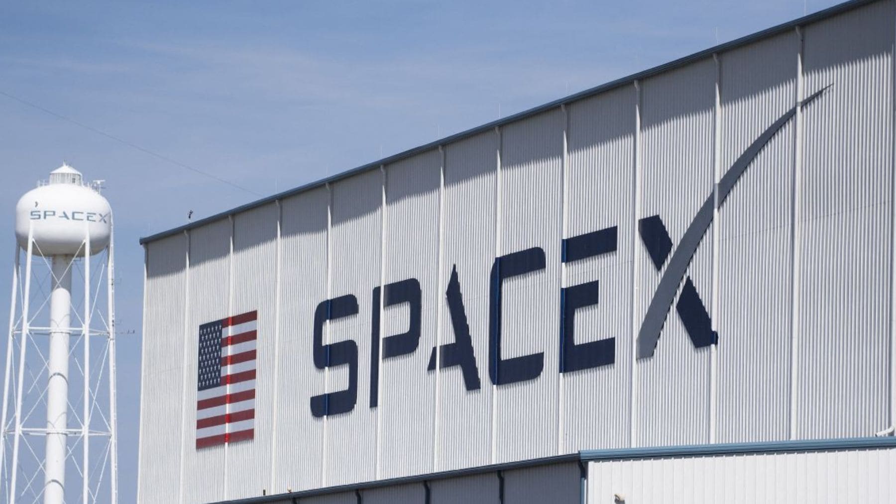 Fachada de SpaceX en Starbase, Texas, el complejo espacial impulsado por Elon Musk.