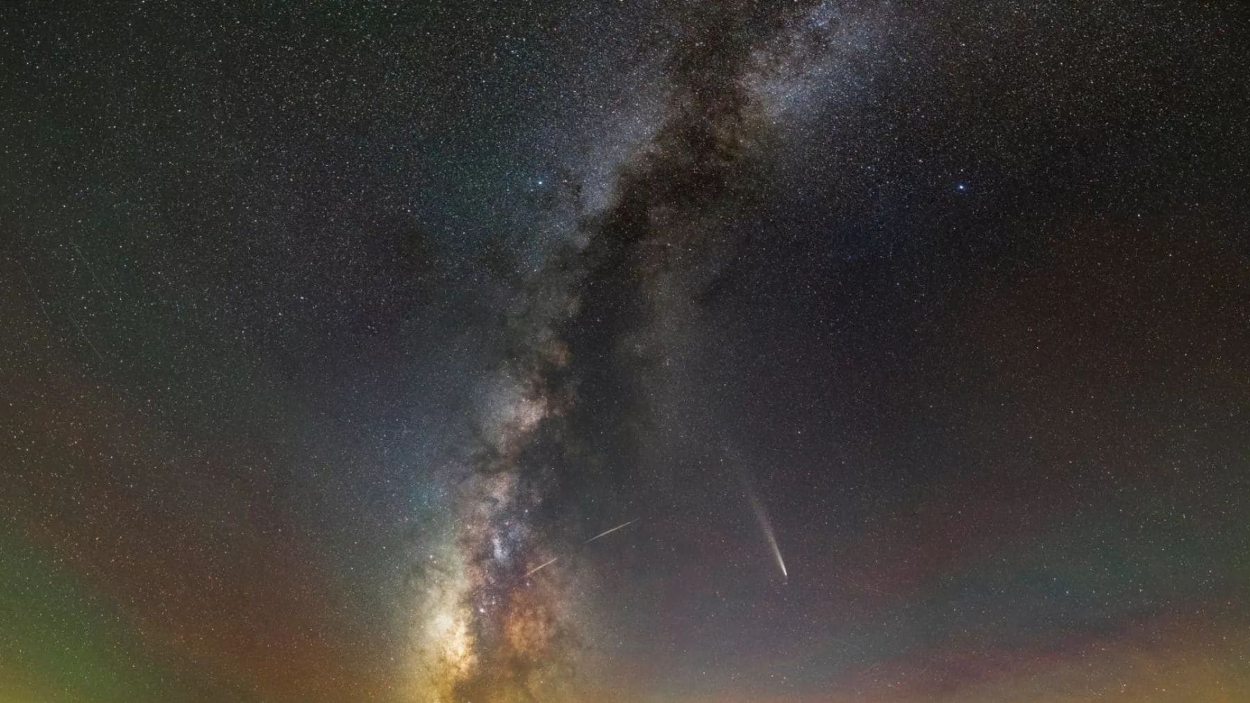 Telescopios remotos en Rockwood Texas bajo un cielo oscuro captando galaxias invisibles desde ciudades con contaminación lumínica
