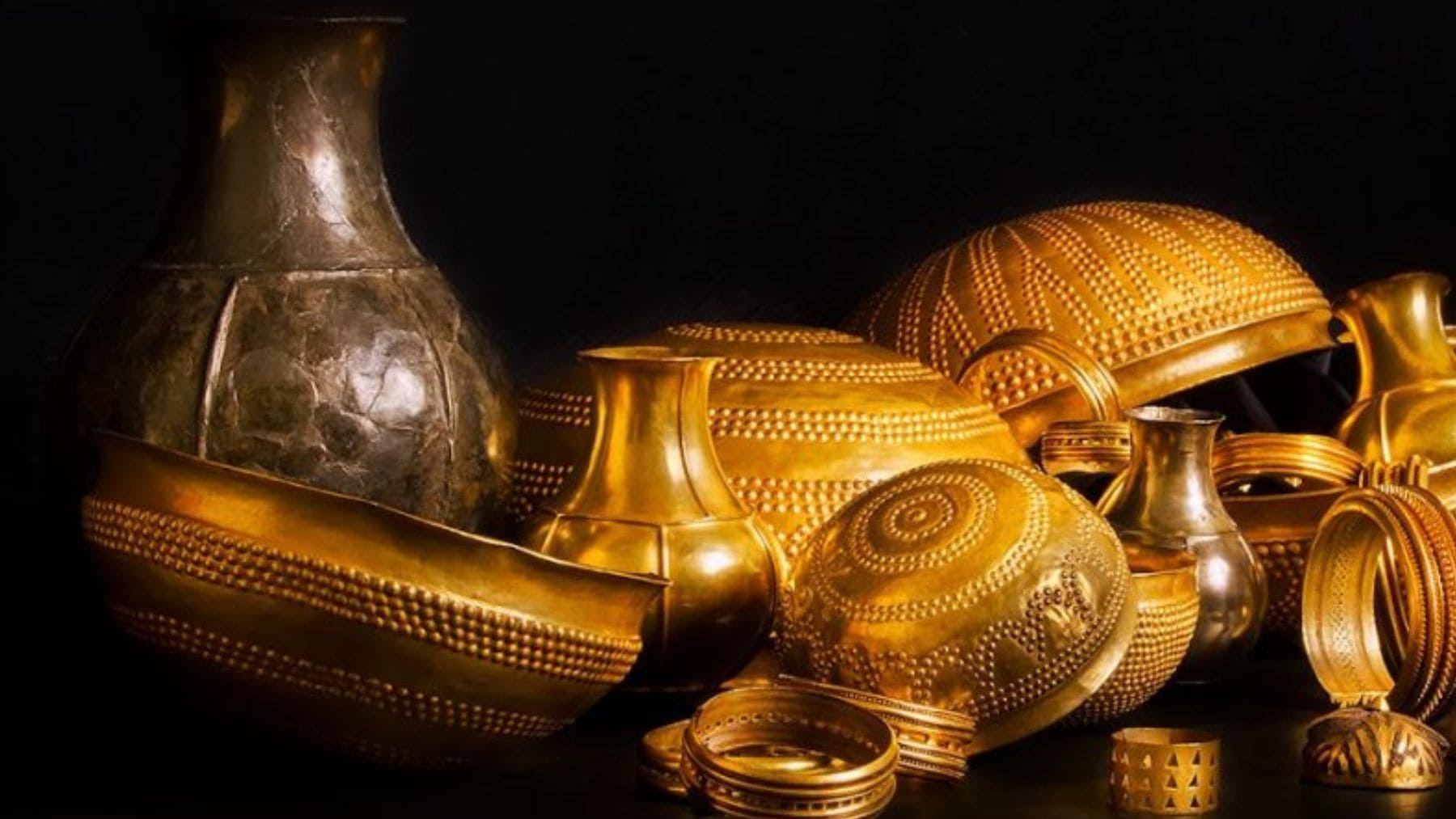 Tesoro de Villena con piezas de oro y objetos de hierro meteórico de la Edad del Bronce hallados en Alicante