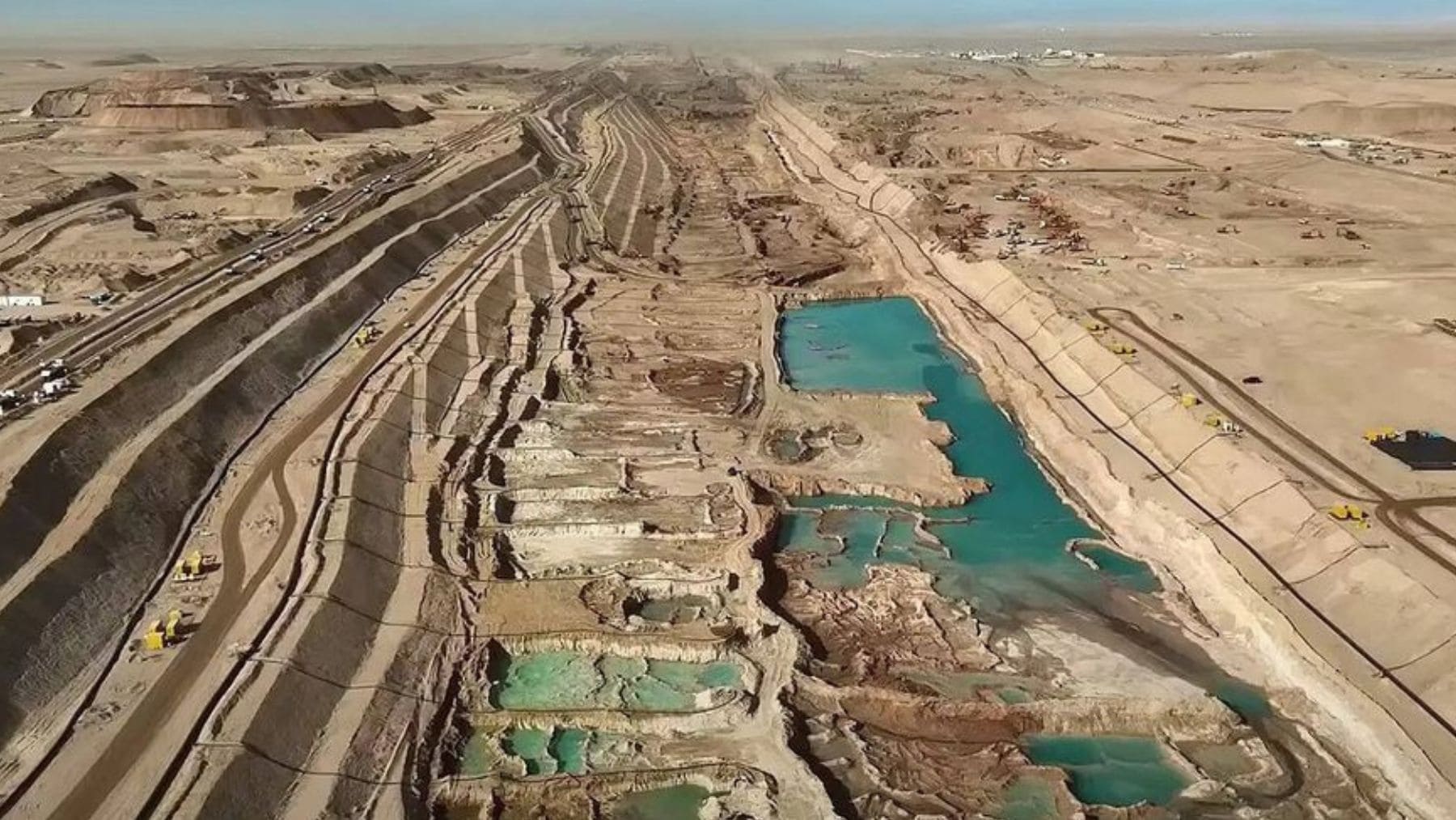 Excavación del megaproyecto The Line de NEOM en Arabia Saudí, ahora reducido tras la revisión de costes y viabilidad.