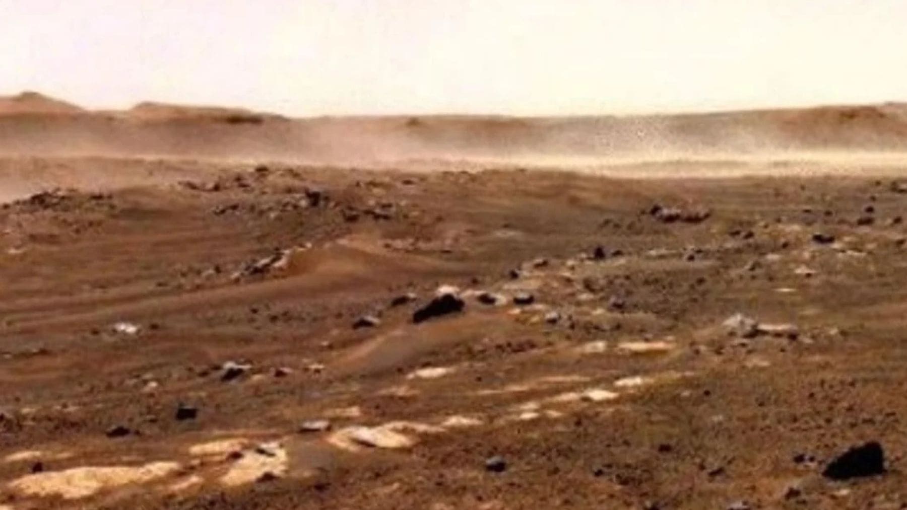 Tormenta de polvo en la superficie de Marte observada durante el verano del hemisferio norte.