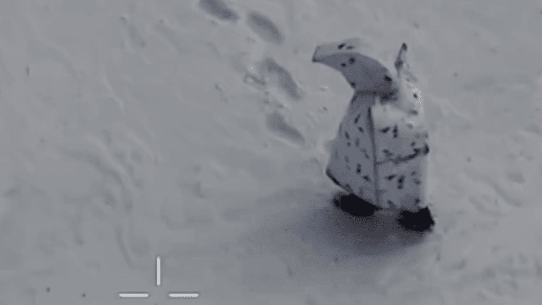 Soldado ruso con traje de camuflaje invernal experimental para engañar drones en el frente de Ucrania.