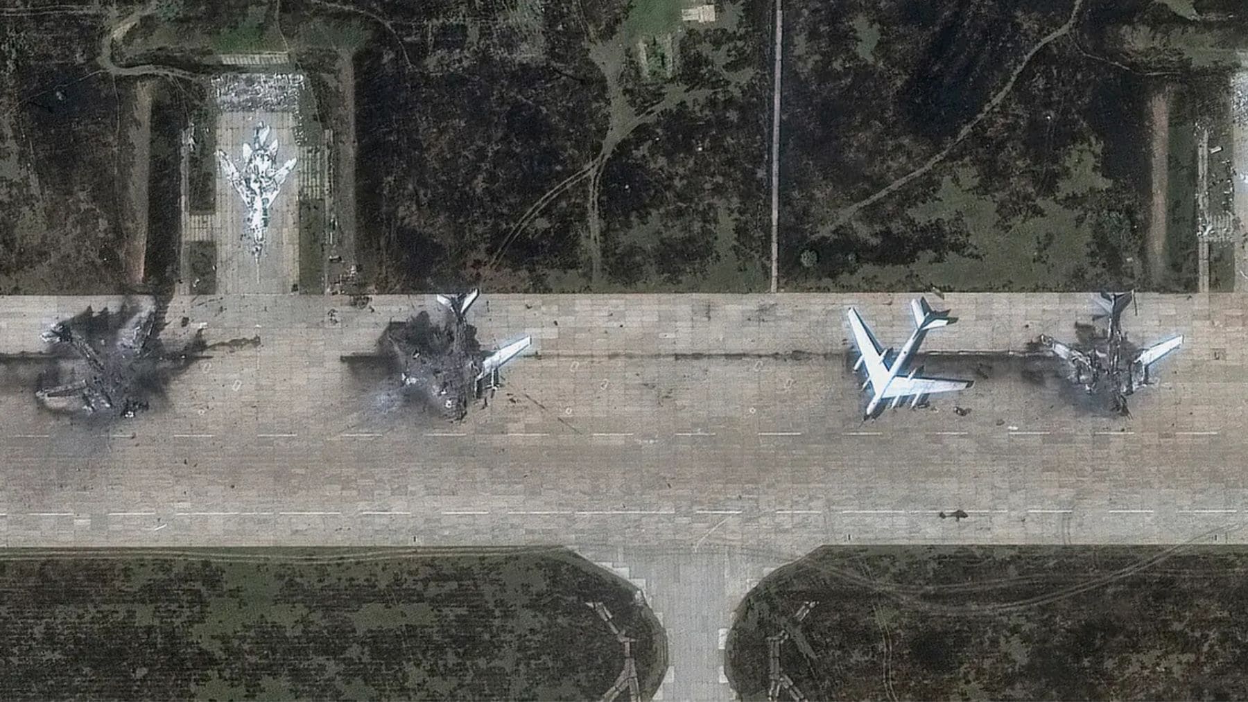 Imagen satelital de aviones militares destruidos en una pista durante la guerra en Ucrania.