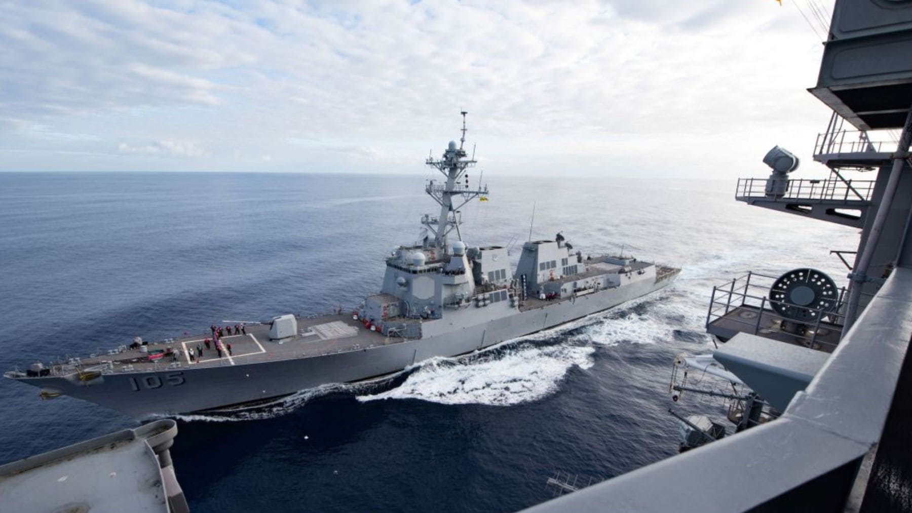 Destructor USS Dewey de la Marina de Estados Unidos navegando con signos de corrosión en cubierta.