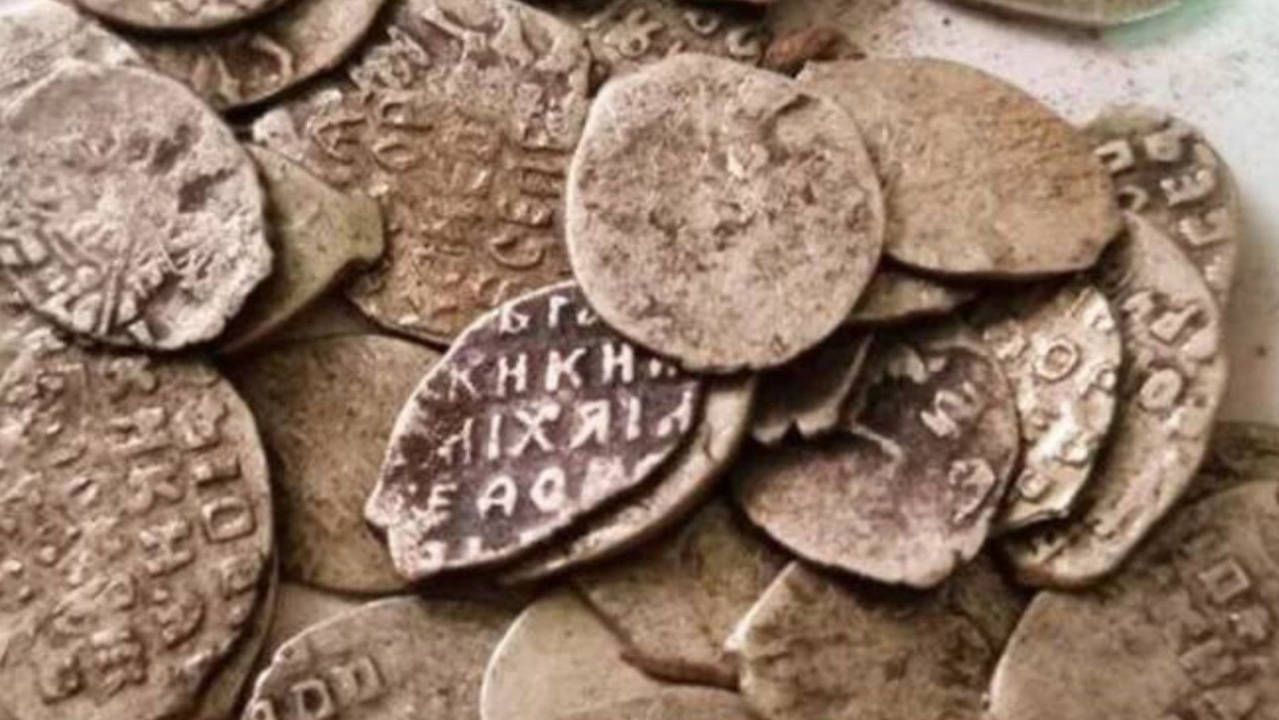 Monedas de plata del siglo XVII halladas en una vasija durante una restauración en Moscú.
