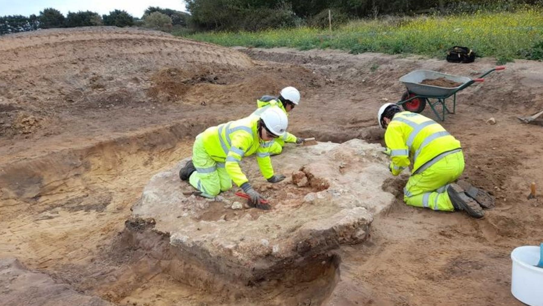 Arqueólogos excavando restos de una villa medieval en Suffolk durante las obras del parque eólico East Anglia.