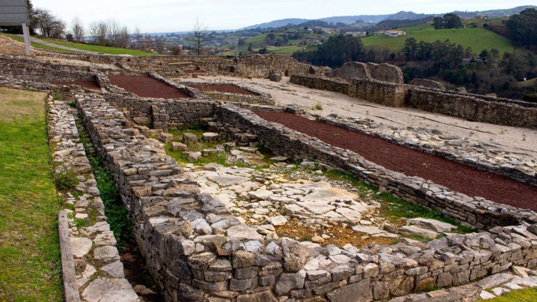 Restos arqueológicos de una villa romana de lujo en el norte de España, vinculada a la aristocracia imperial.