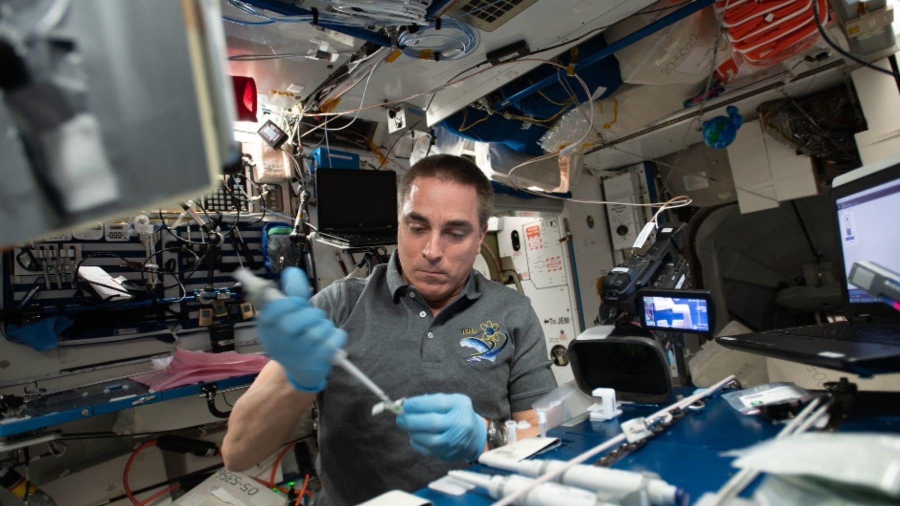 Experimento biológico en la Estación Espacial Internacional para estudiar virus y bacterias en microgravedad.