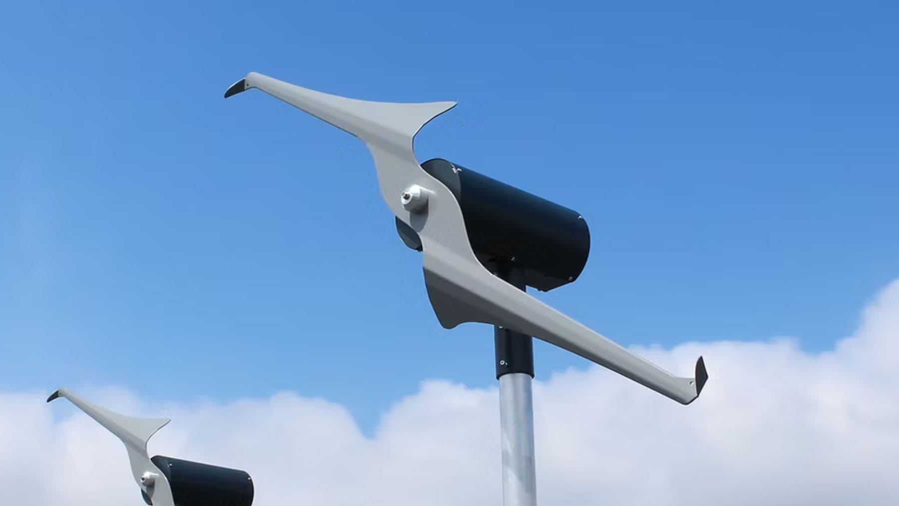 Aerogenerador doméstico SkyWind NG instalado en el tejado de una casa generando energía eólica.