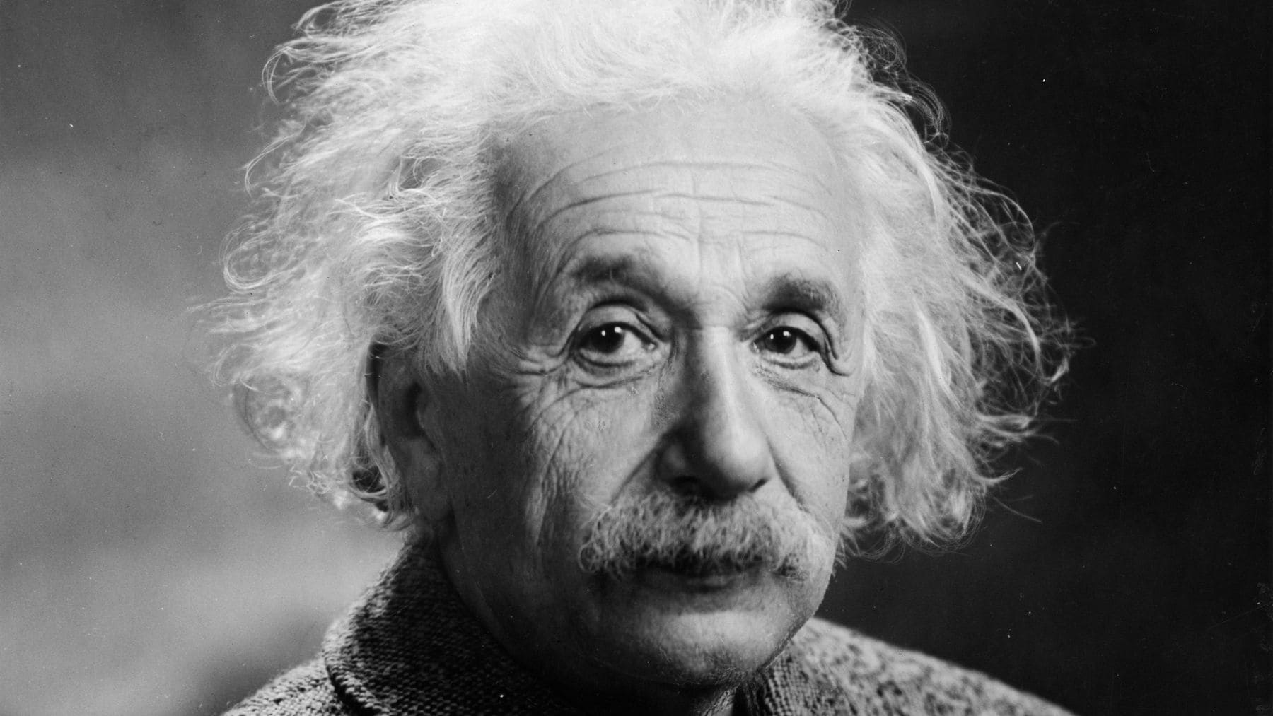 Retrato en blanco y negro de Albert Einstein, físico alemán autor de la teoría de la relatividad.