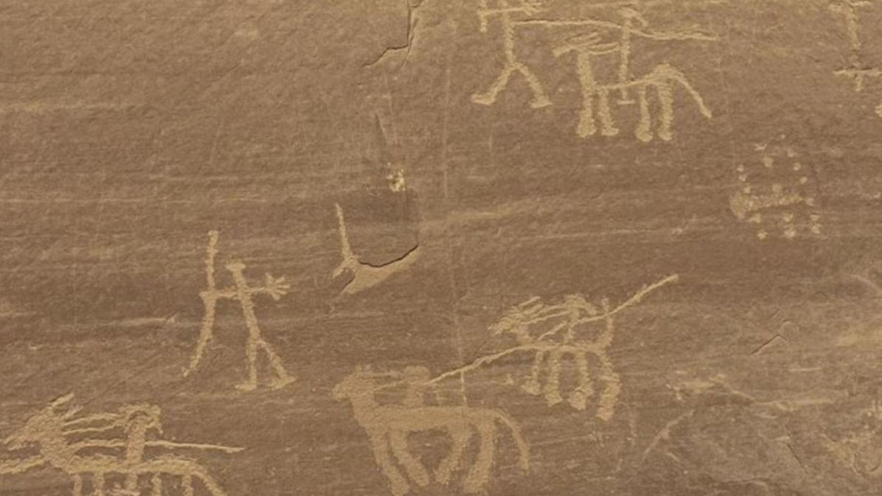 Grabados prehistóricos con cazadores y animales en el refugio rupestre de Umm Irak en el Sinaí Egipto