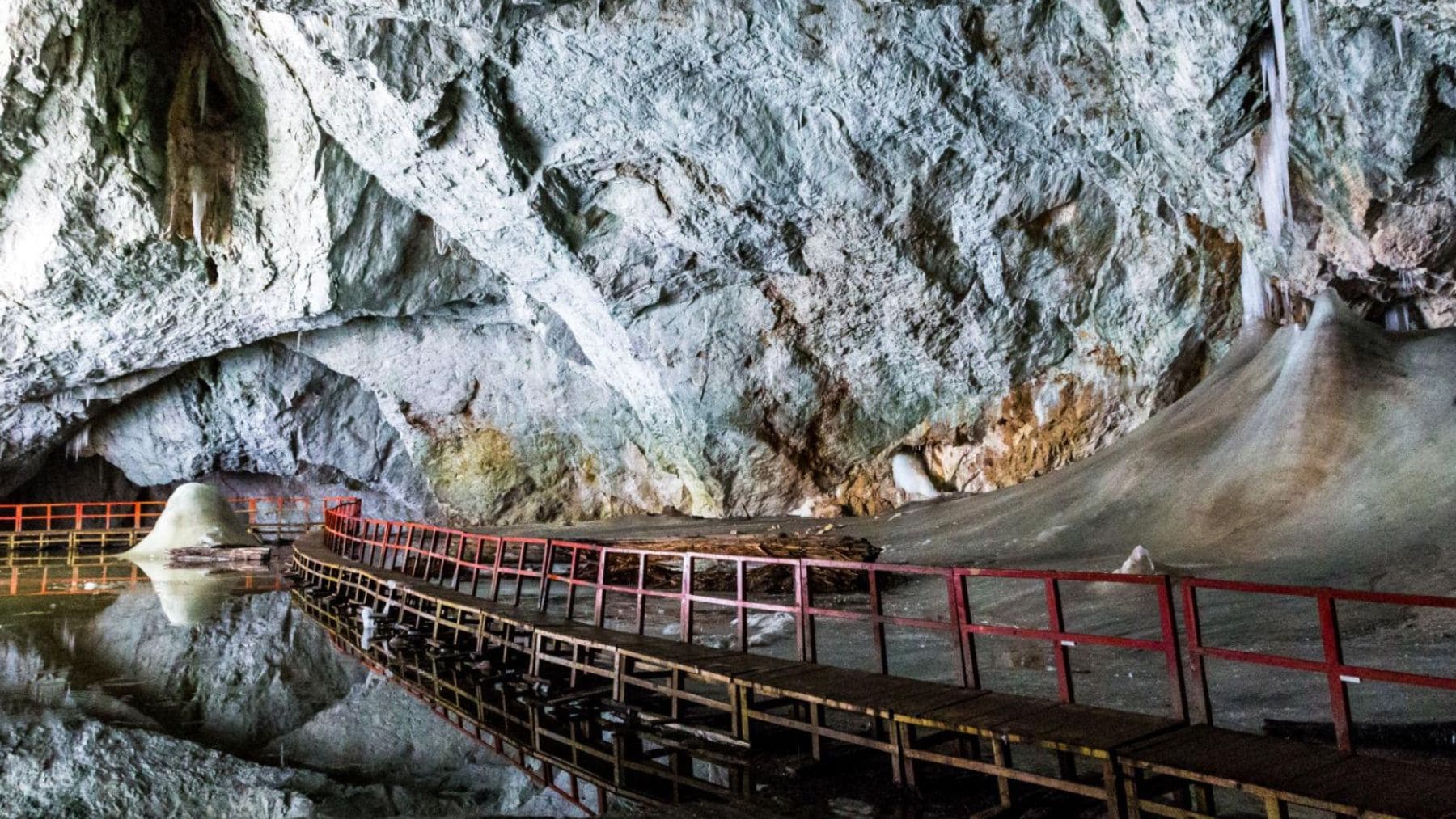 Interior de la cueva de hielo de Scarisoara en Rumanía, donde hallaron una bacteria de 5.000 años resistente a antibióticos.