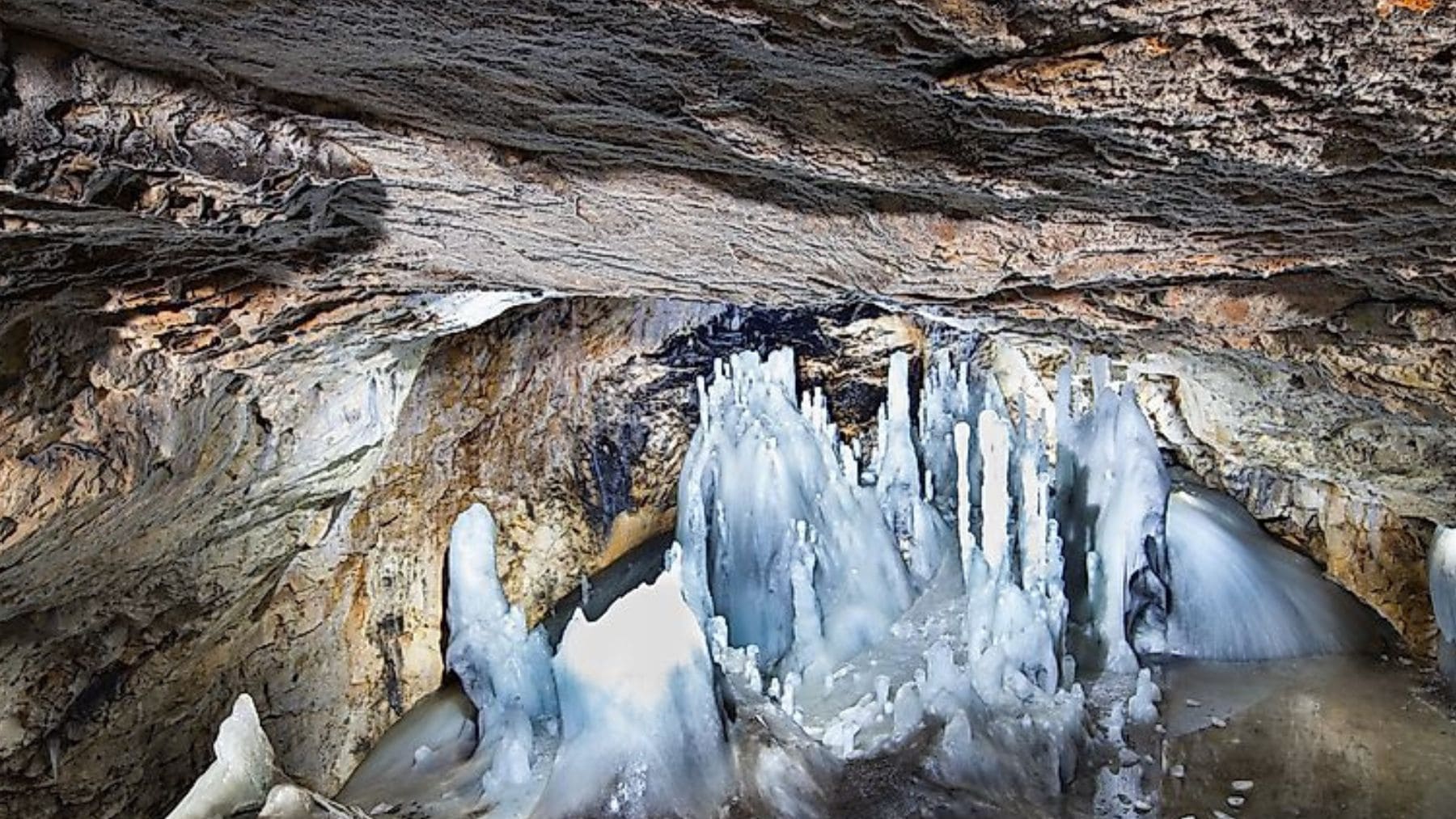 Cueva glaciar de Scărișoara en Rumanía, donde científicos hallaron una bacteria de 5.000 años resistente a antibióticos.