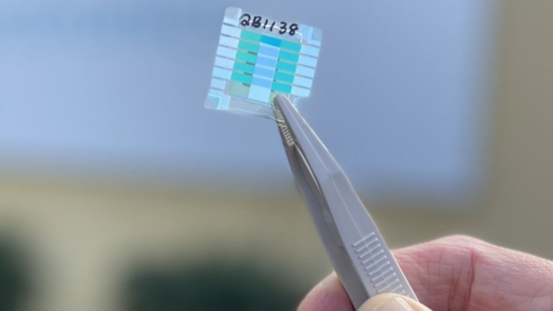 Prototipo de batería cuántica de CSIRO con microcavidad capaz de carga ultrarrápida mediante superabsorción.