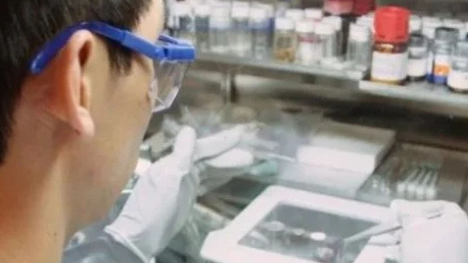 científico trabajando en laboratorio con batería acuosa ecológica desarrollada por investigadores chinos.