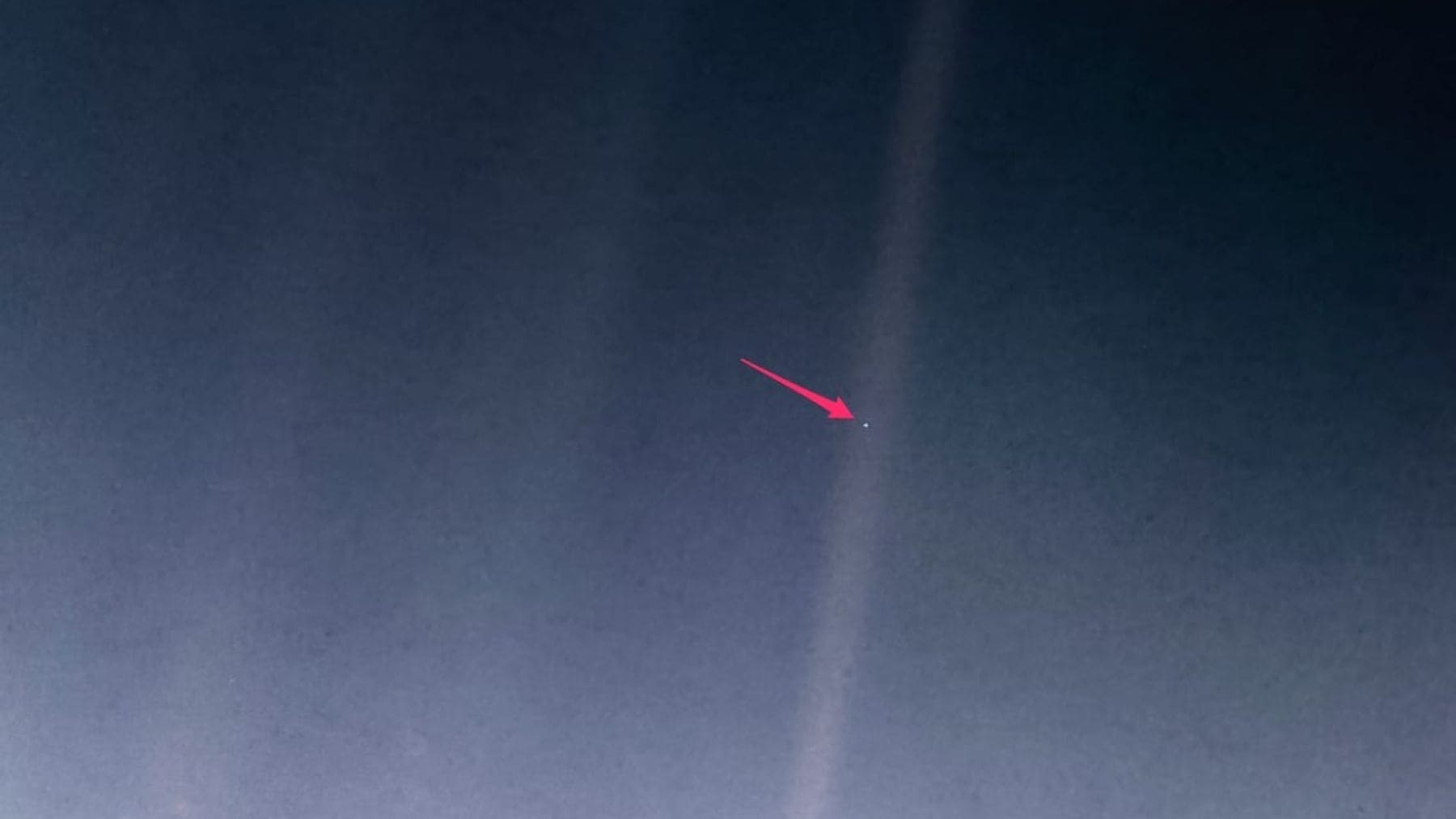 La Tierra como pálido punto azul fotografiada por la sonda Voyager 1 de la NASA en 1990.