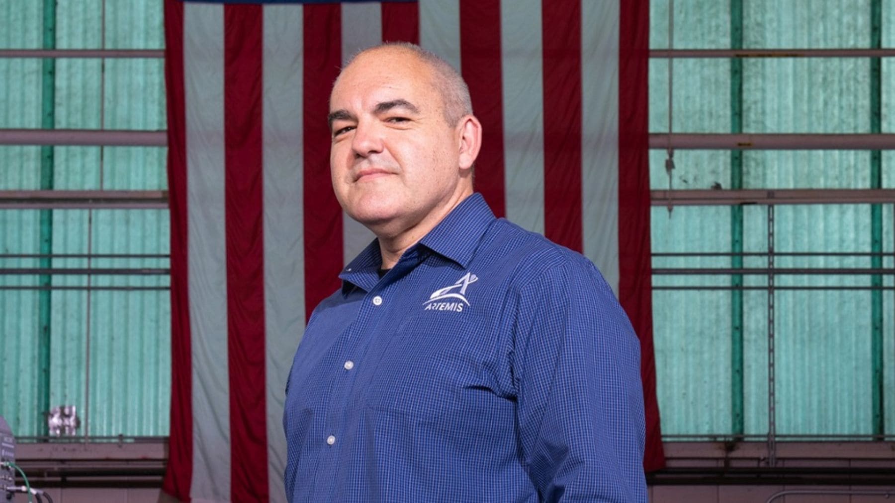 Carlos García Galán, ejecutivo de la NASA, ante la bandera de Estados Unidos en el programa Artemis.