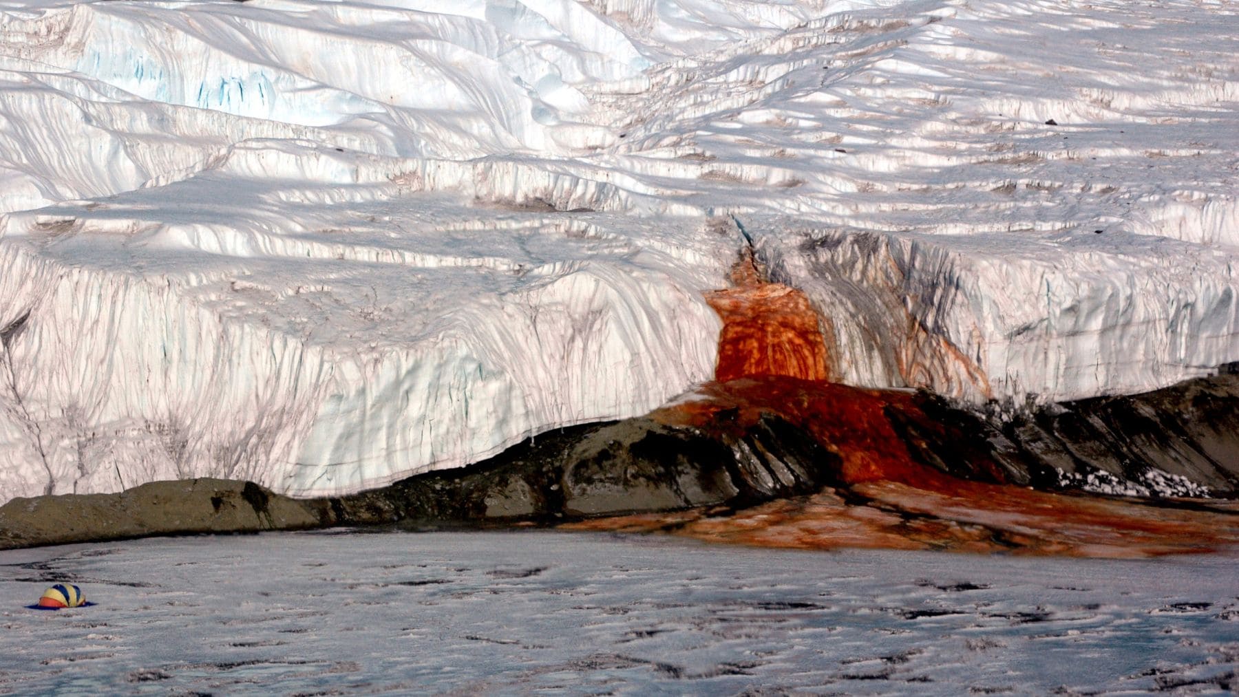 Cataratas de Sangre en la Antártida saliendo del glaciar Taylor con agua roja rica en hierro.