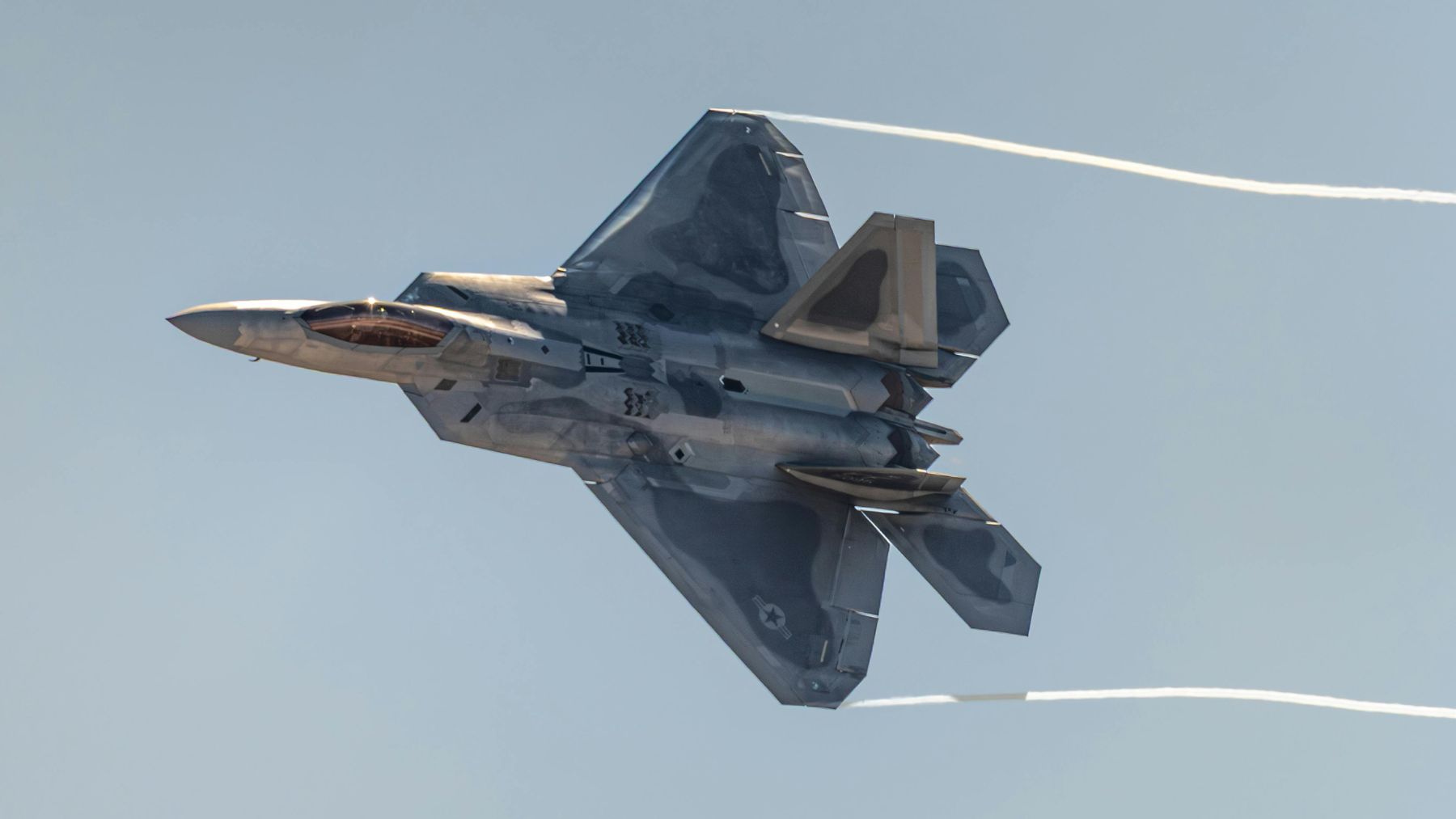 Caza F-22 Raptor de EEUU en vuelo, referencia al desarrollo del nuevo F-47 de sexta generación NGAD.