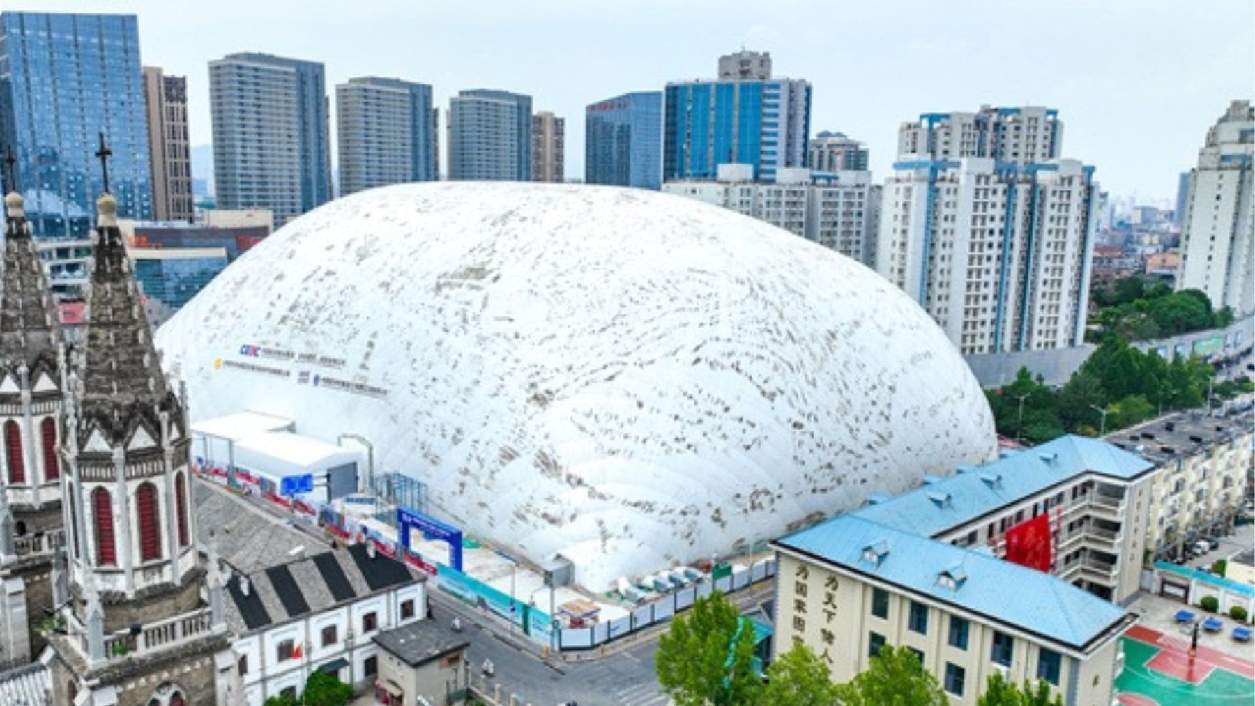 Cúpula inflable gigante cubriendo una obra en China para reducir ruido y polvo en zona urbana.