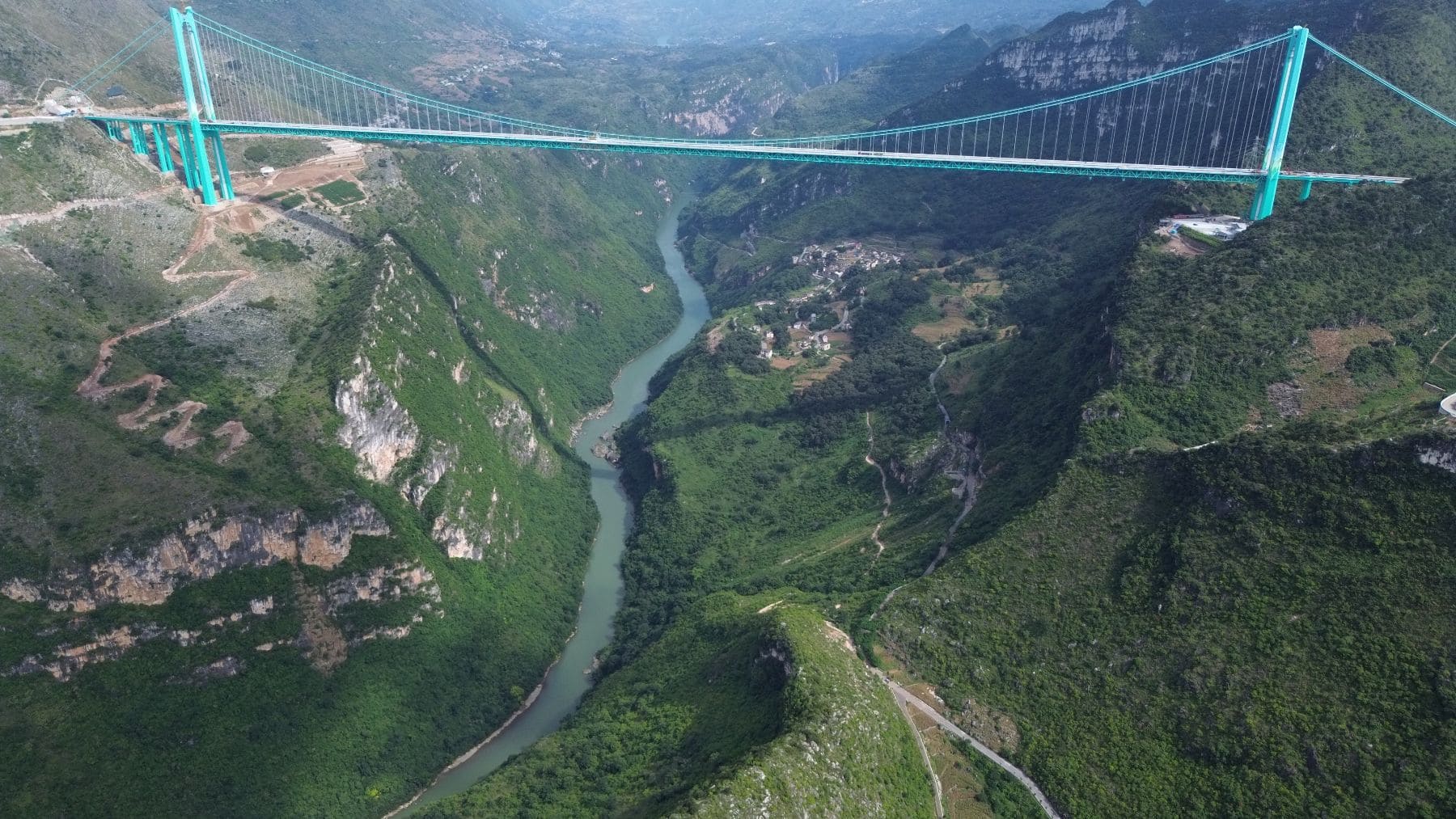 Puente del cañón de Huajiang en Guizhou, China, sobre una montaña cortada para construir una carretera.