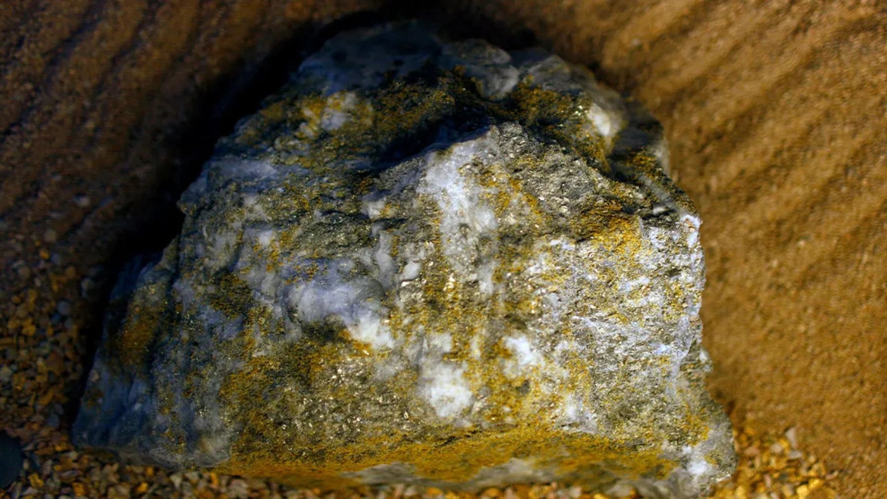 Roca con oro visible del yacimiento gigante descubierto en Wangu, Hunan (China), con más de 1000 toneladas estimadas.