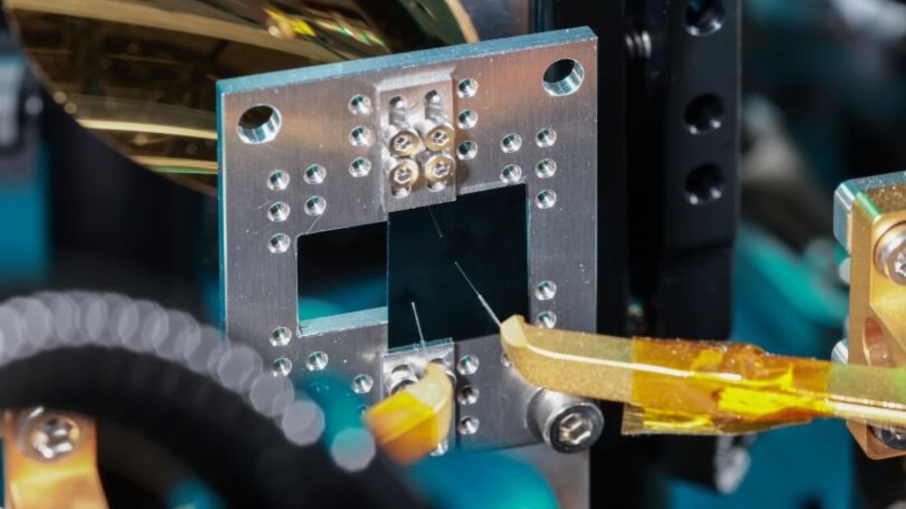 Dispositivo fotónico de Harvard que controla la luz en tiempo real mediante un chip con microactuadores.