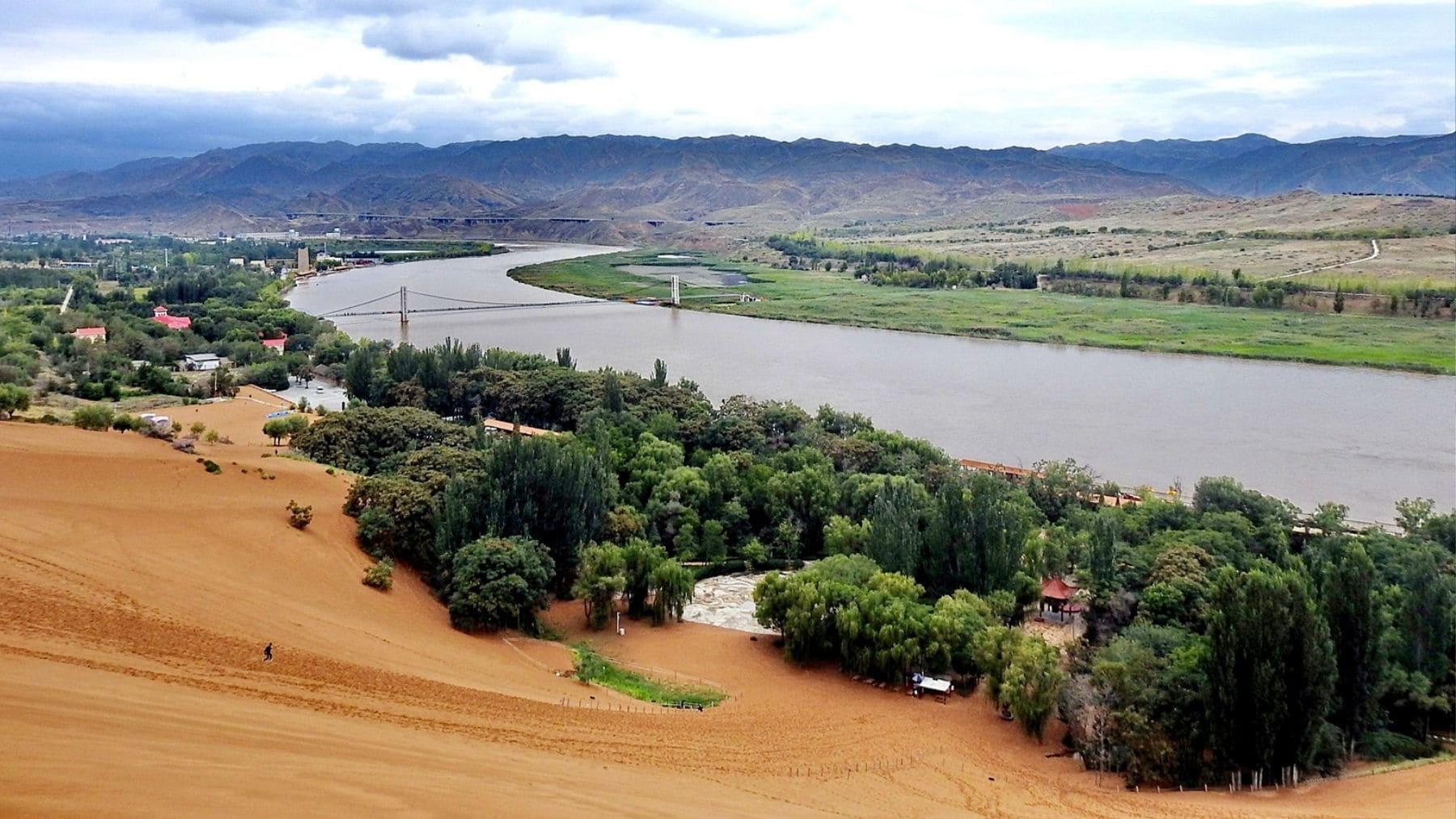 Paisaje de Shapotou en Ningxia con zonas desérticas estabilizadas mediante cianobacterias para frenar la desertificación en China.