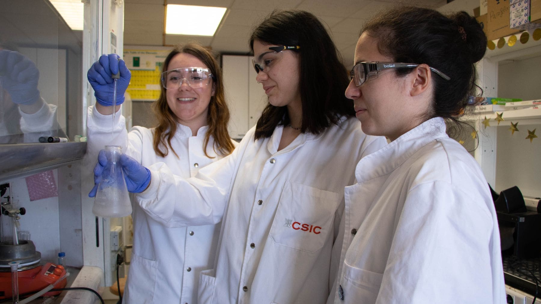 Científicas del CSIC trabajando con material de magnesio capaz de capturar CO2 del aire sin energía.