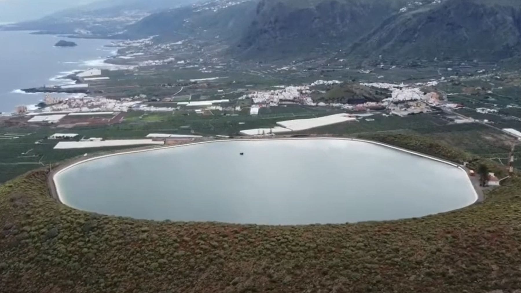 Embalse dentro del cráter del volcán Montaña de Taco en Tenerife utilizado para el riego agrícola.