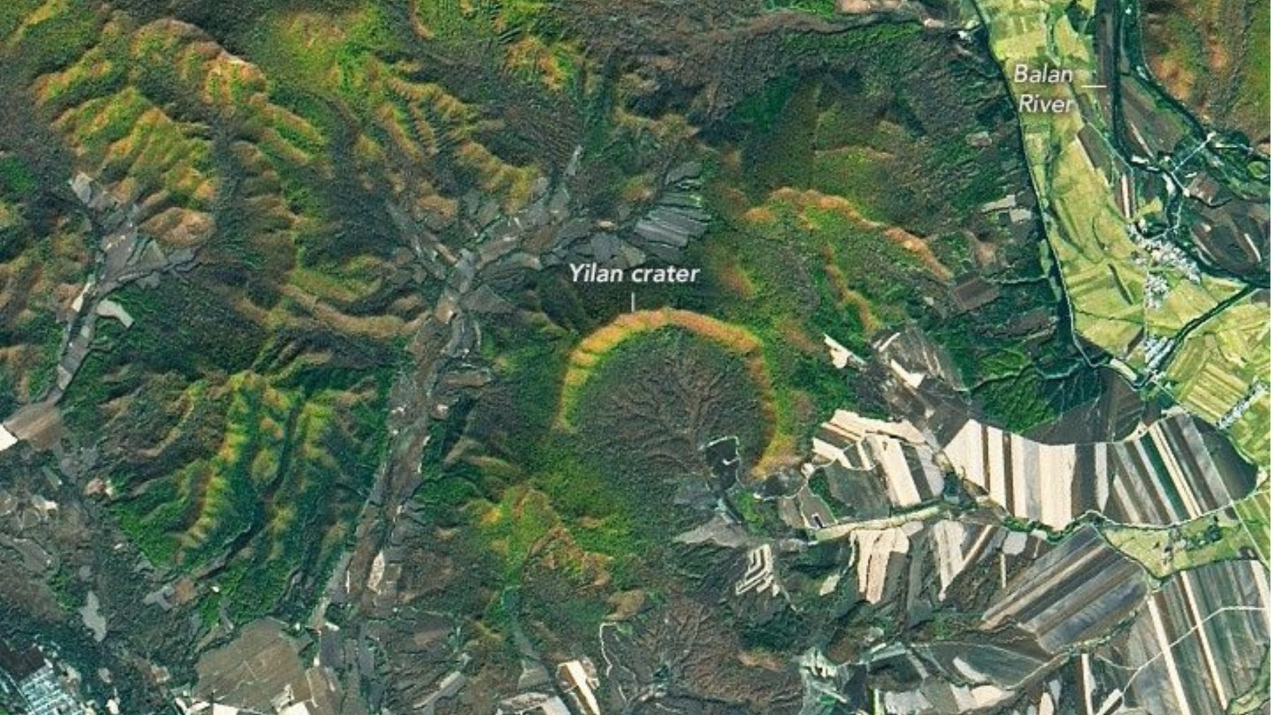 Imagen satelital del cráter de Yilan en China detectado por la NASA, un impacto de meteorito oculto bajo el bosque.