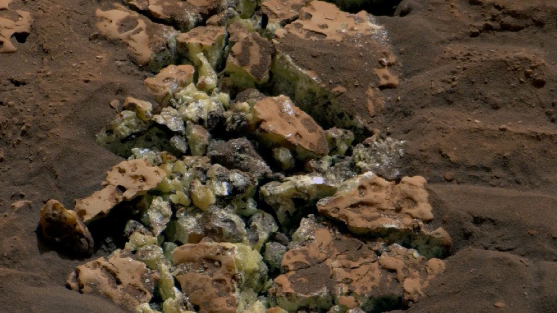 Cristales de azufre puro descubiertos por el rover Curiosity de la NASA tras romper una roca en Marte en el canal Gediz Vallis.