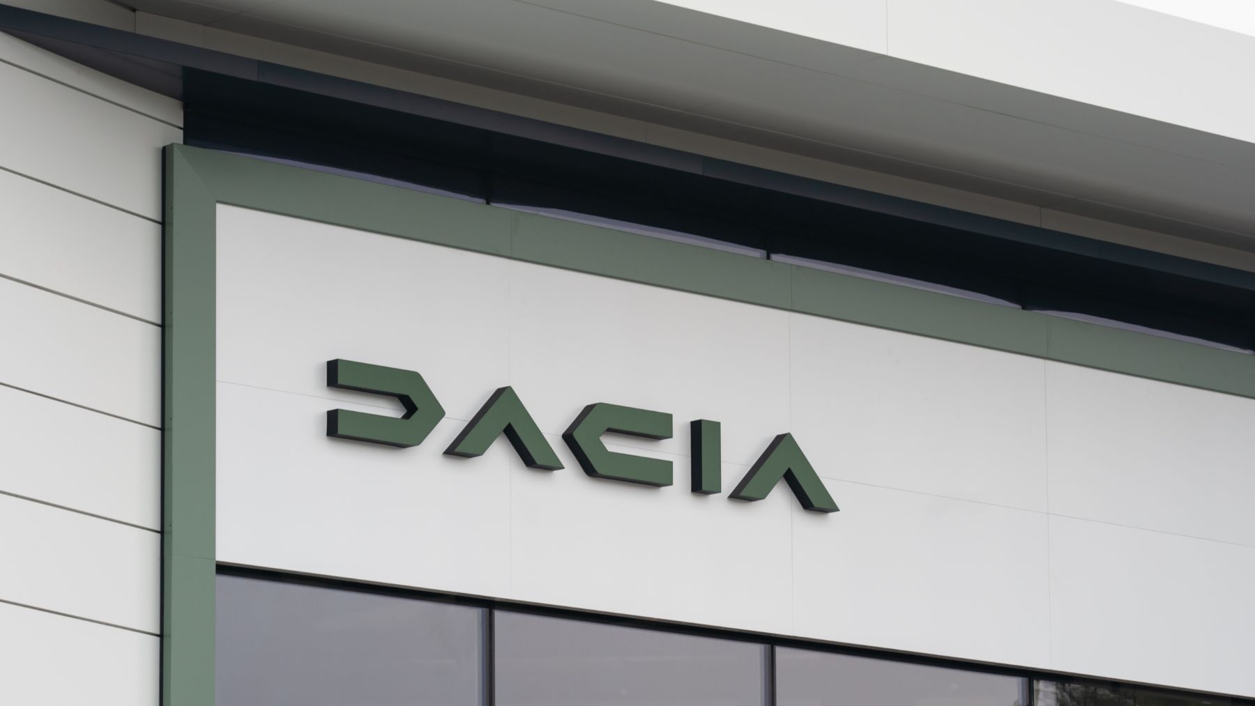 Logo de Dacia en concesionario tras el anuncio del plan futuREady con nuevos coches eléctricos hasta 2030.