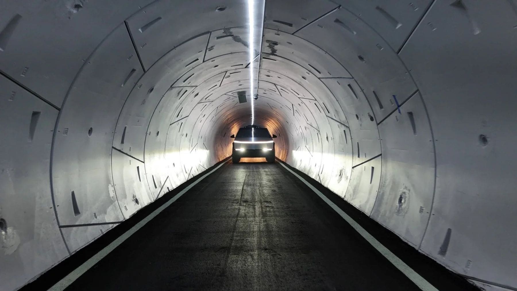 Túnel subterráneo de The Boring Company similar al proyecto de Elon Musk para cruzar el Canal de Panamá.