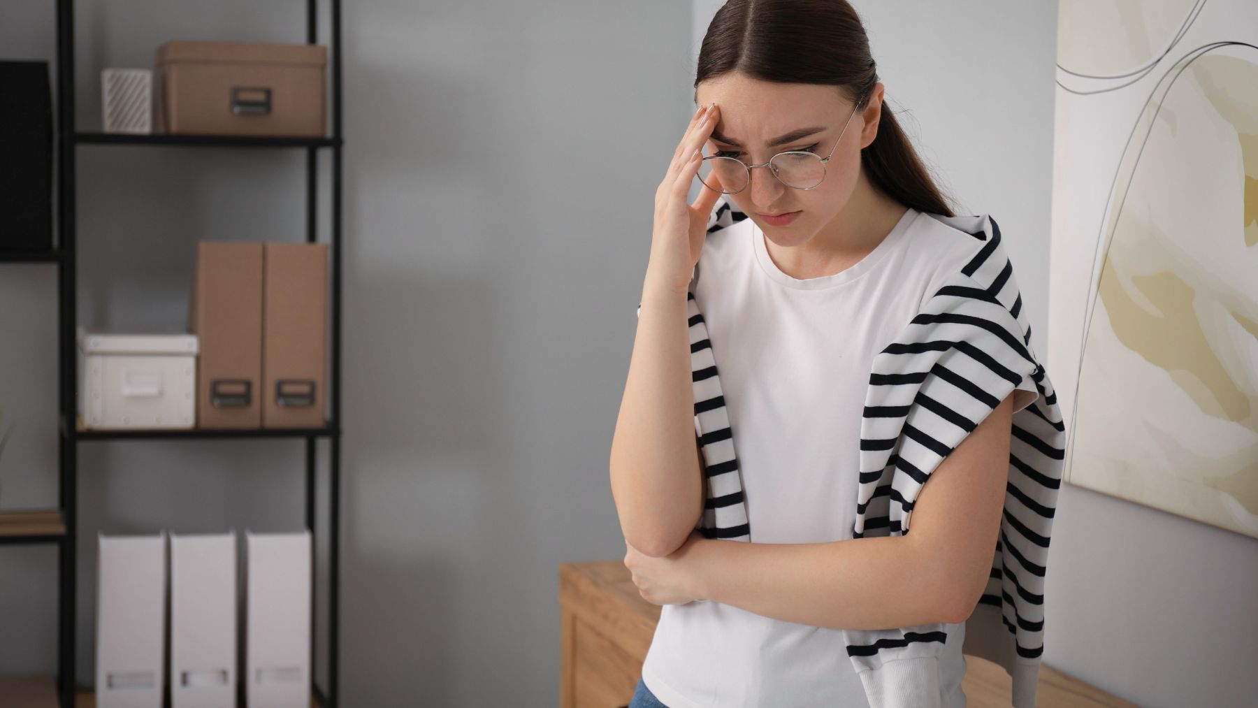 Mujer evitando el contacto visual con gesto de ansiedad e inseguridad en una conversación.