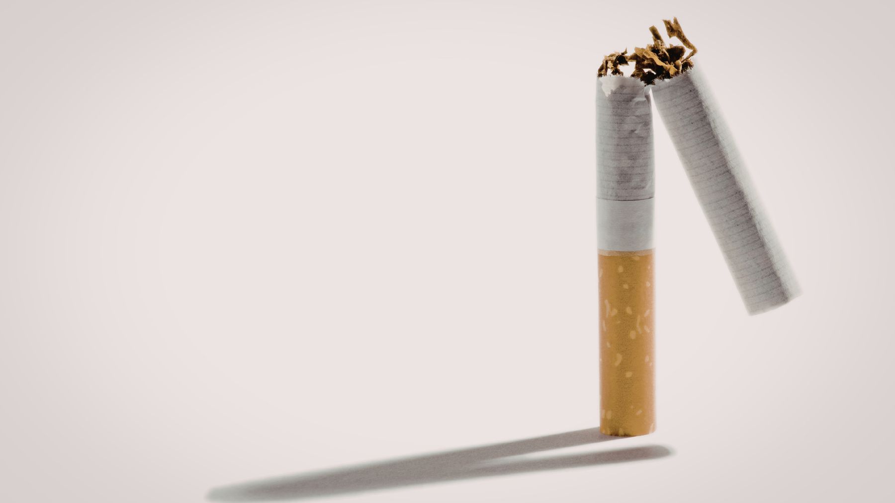 Cigarrillo roto simbolizando el descubrimiento del gen CHRNB3 que reduce el consumo de tabaco.