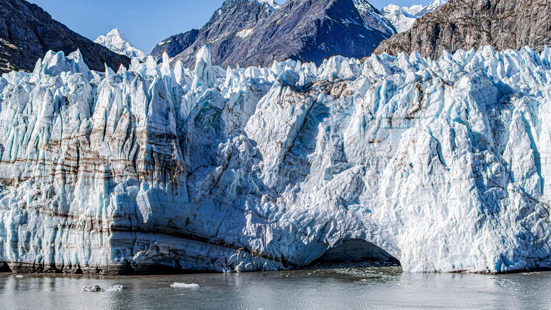 Glaciar en los Alpes con capas de hielo que conservan rastros de contaminación y minería medieval.