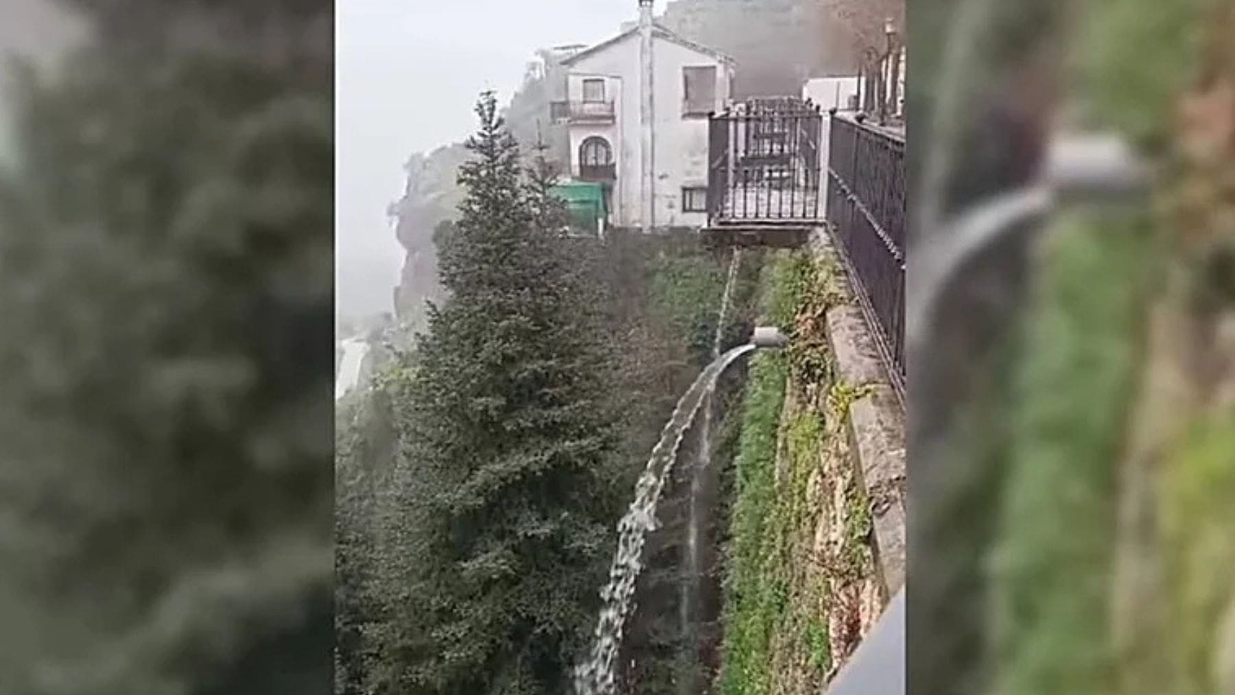 Agua saliendo de un muro en Grazalema tras las lluvias extremas que saturaron el acuífero durante el temporal Leonardo.
