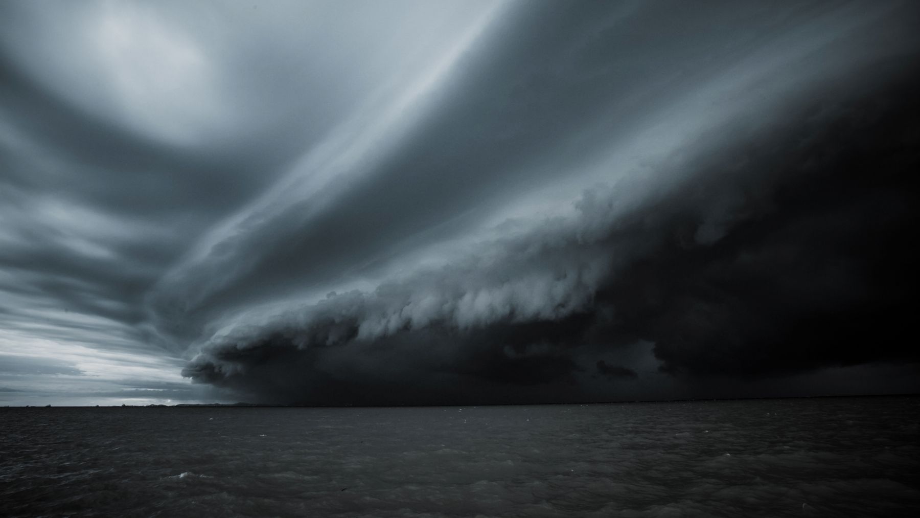 Nubes de tormenta sobre el océano asociadas a un huracán, fenómenos que los modelos de IA de DeepMind ayudan a predecir.