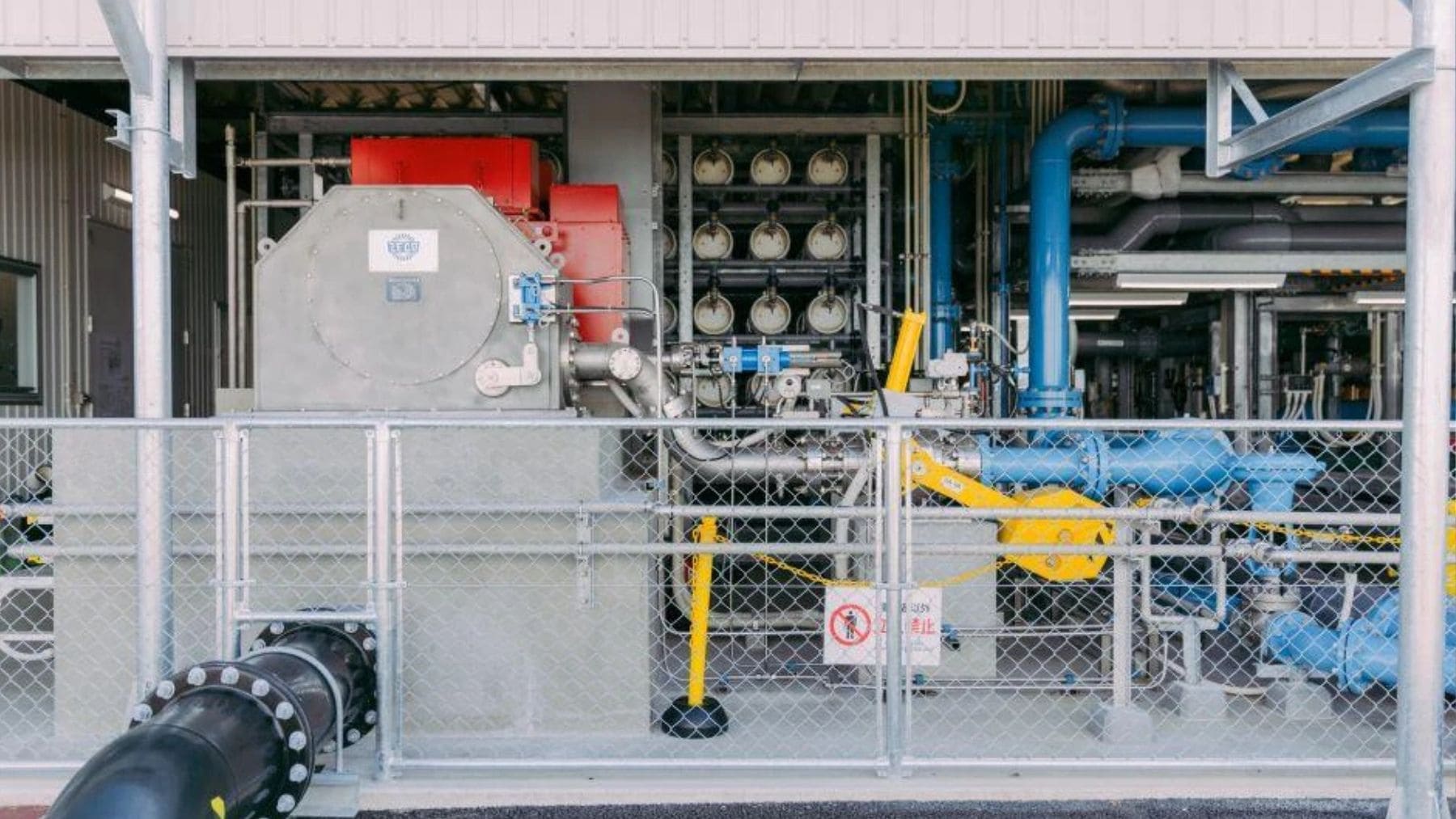 Planta de energía osmótica en Fukuoka Japón con turbina que genera electricidad a partir de agua salada y dulce.